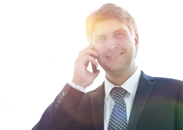 Close-up. Homem de negócios confiante falando smartphone . — Fotografia de Stock