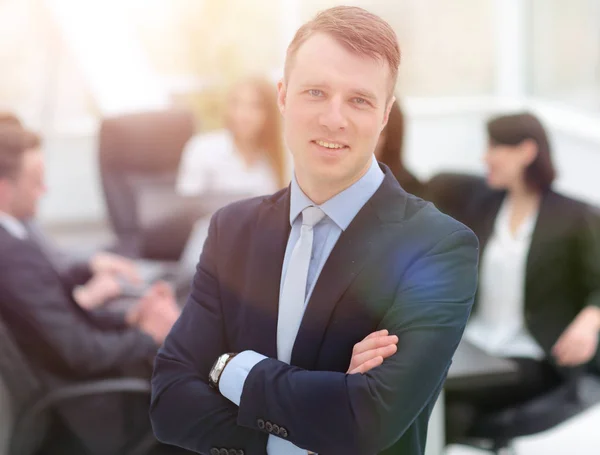 Succesvolle Manager op de achtergrond van business team — Stockfoto