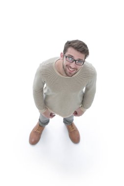 Yukarıdan görüntüleyin. Kameraya bakarak ciddi genç adam.