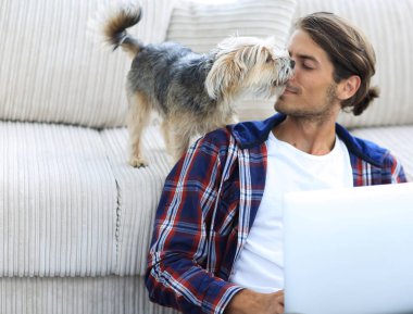 başarılı adam ve onun en sevdiği hayvan rahat bir oturma odasında.