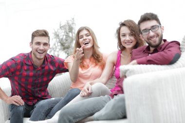gençlerin grup kanepede oturan mutlu