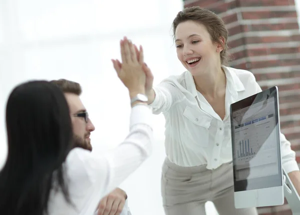 Vrolijke collega's tonen hun succes door het geven elkaar "five". — Stockfoto