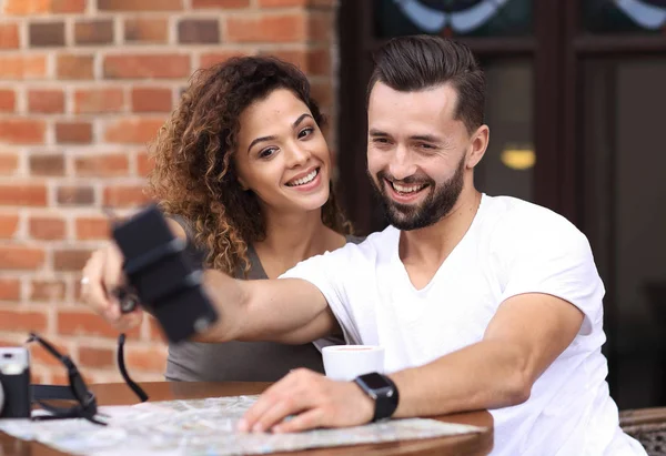 Lyckliga glada par sitta på ett café och att göra selfie — Stockfoto