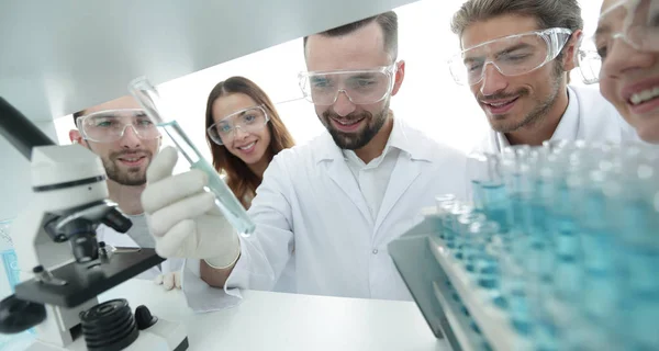 Grupo de farmacéuticos que trabajan en el laboratorio . — Foto de Stock