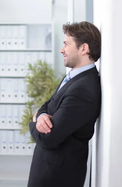 事務所を背景に立っている自信の実業家 — ストック写真