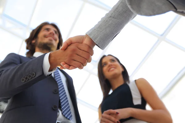 Gli uomini d'affari stringono la mano contro stanza con grande finestra loo — Foto Stock