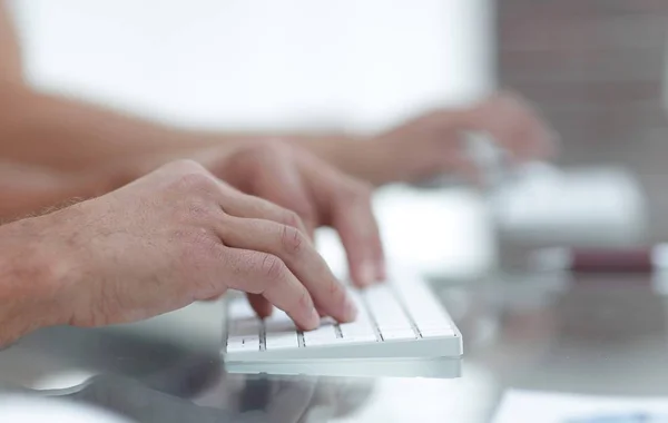 Κοντινό πλάνο του χέρι πληκτρολογώντας κείμενο στο πληκτρολόγιο του υπολογιστή. — Φωτογραφία Αρχείου
