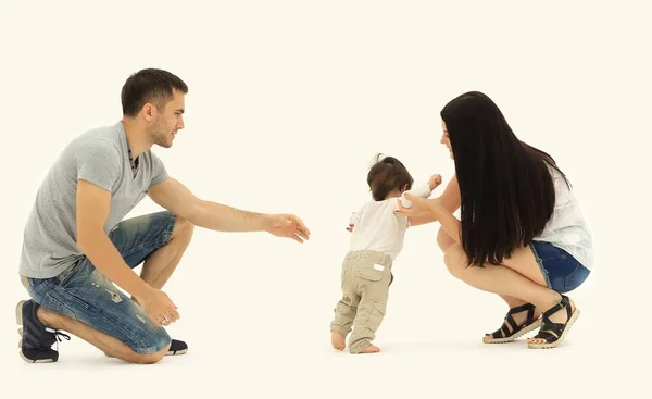 Portrait d'une famille heureuse qui apprend à un enfant à marcher — Photo