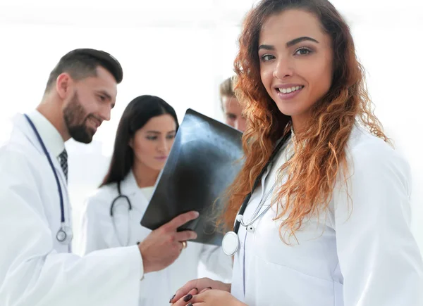 Confident doctors in hospital looking at x-ray. — Stock Photo, Image