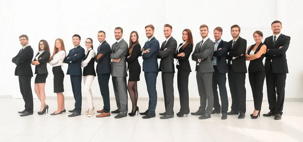 Gran equipo de negocios de pie brazos cruzados delante —  Fotos de Stock