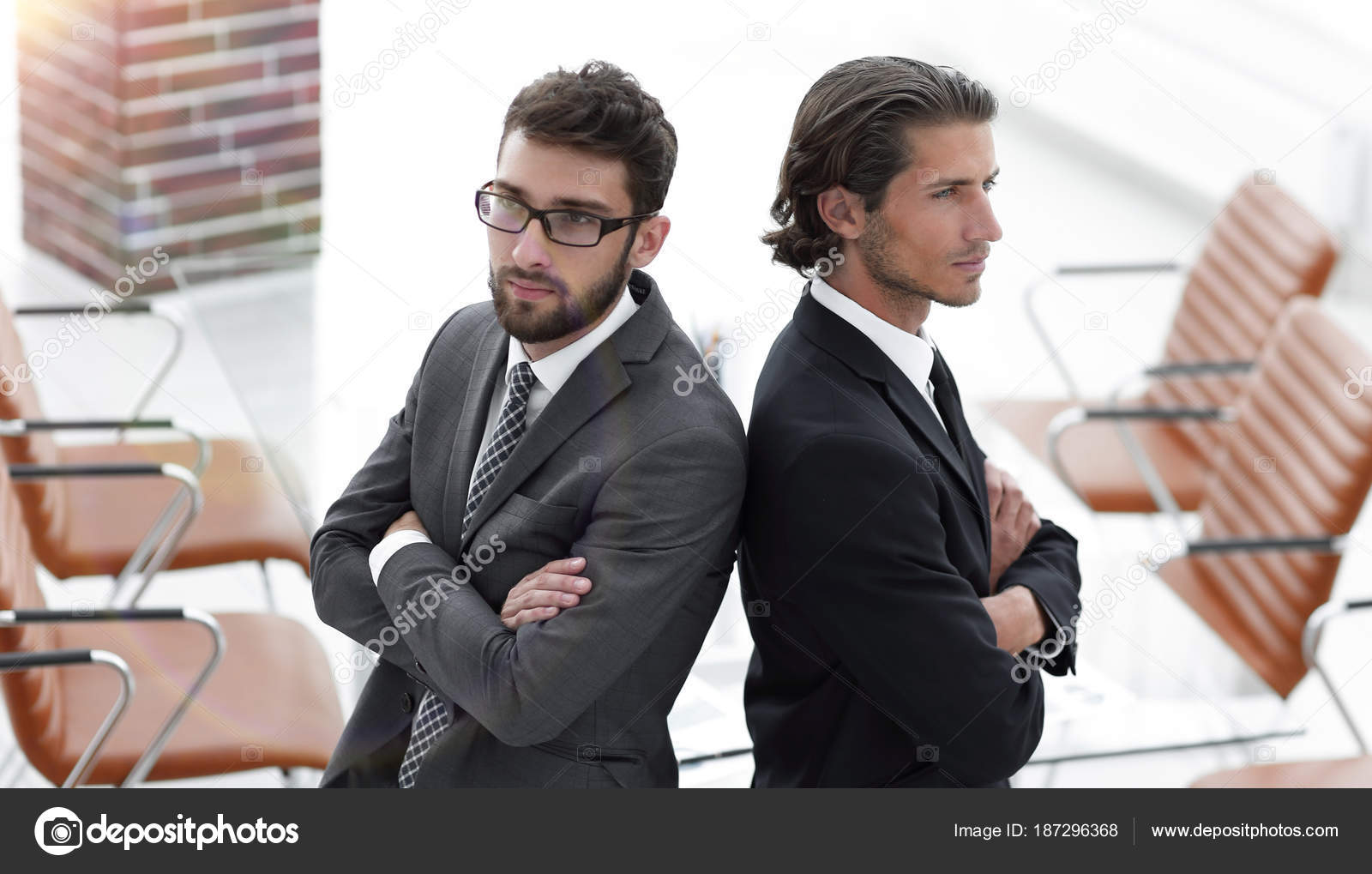 два мужика стоя. разговор в полный рост. два мужика стоя. два мужчины стоят рядом. люди стоящие спиной.