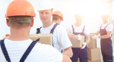 takım malzemeleri boşaltmaya inşaatçılar