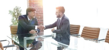 İş ortakları sözleşme tartıştıktan sonra el sallamak