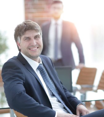 Bir boş toplantı odasında oturan işadamı