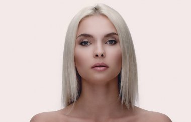 Sarı saçları ve her gün makyaj ile güzel bir genç kadının yüzü.