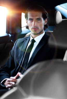 rahat bir arabada oturan işadamı