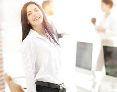 perspektif başarılı genç kadın ofiste