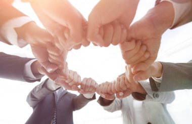 Bir grup insan el ele verdi.