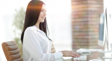 İşyerinde oturan başarılı genç iş kadını