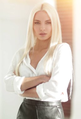 Kendine güvenen genç iş kadını portresi