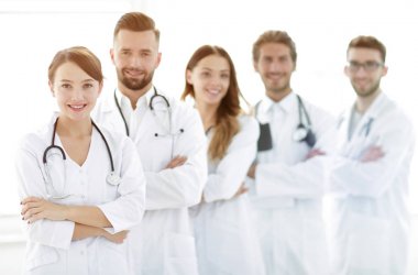 Doktorlar stajyerler başarılı bir grup portresi.
