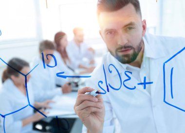 formüllerle çalışma ciddi bir bilim adamı closeup