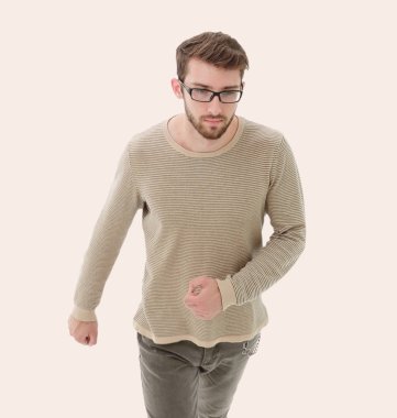 modern genç adam güvenle ileri gider