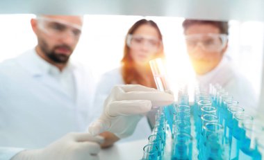 arka plan görüntüsü sıvı cam tüp içinde eğitim bilim adamları bir grup olduğunu.
