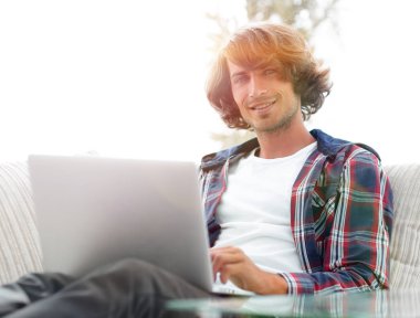 ciddi adam çalışma oturma yakınındaki masaüstüne.