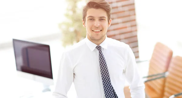 Magabiztos fiatal üzletember, háttérben a Hivatal — Stock Fotó