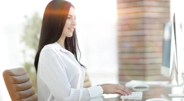 Giovane donna d'affari di successo seduta sul posto di lavoro — Foto Stock