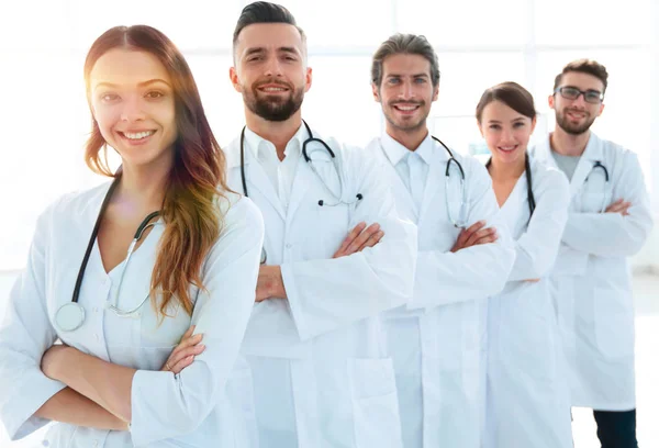 Porträt eines Ärzteteams, das mit verschränkten Armen im Krankenhaus steht — Stockfoto