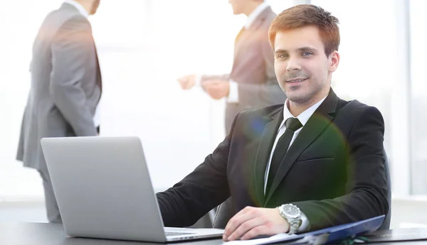 Framgångsrik affärsman sitter vid skrivbord i office — Stockfoto