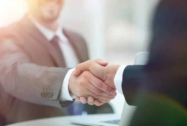 Närbild .handshake av affärspartners ovanför bordet — Stockfoto
