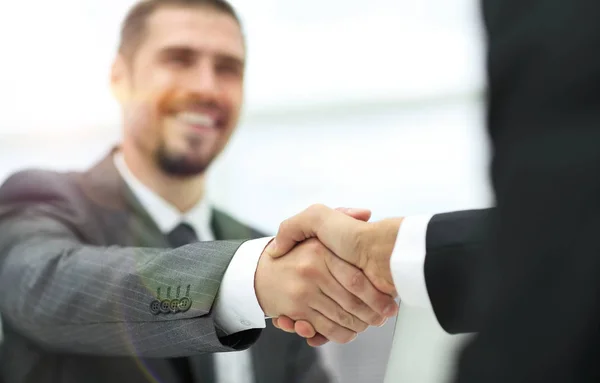 Närbild .handshake av affärspartners på ett skrivbord — Stockfoto