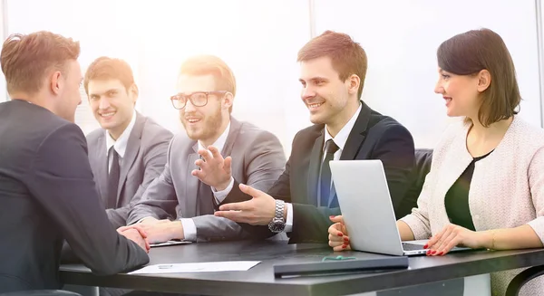 Empresario realizando un taller con el equipo empresarial — Foto de Stock