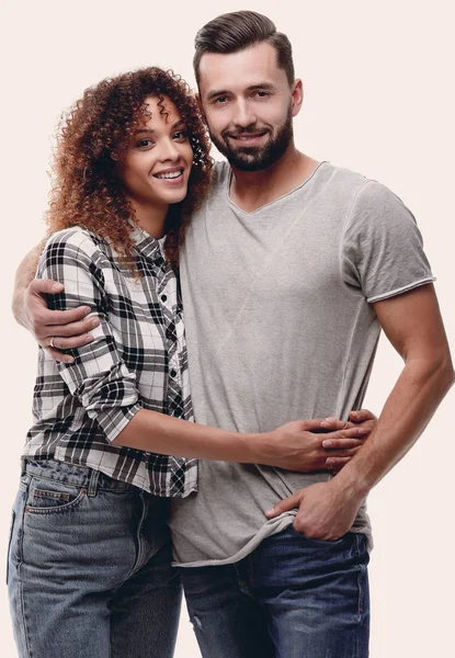 Retrato de um jovem casal sorridente . — Fotografia de Stock