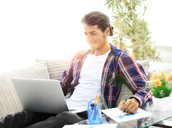 Magabiztos srác dolgozik a laptop otthon. freelanc fogalma — Stock Fotó