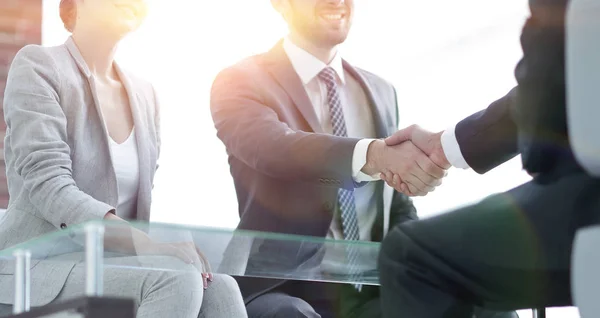 Handshake partnerów biznesowych w biurze — Zdjęcie stockowe