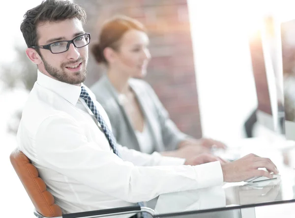 Geschäftsmann mit verschwommenem Hintergrund — Stockfoto