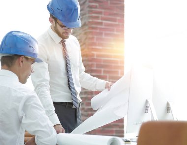 yeni bir projeyi tartışmak üzere mimar ve inşaat ustabaşı