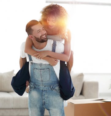 karısı kocası yeni bir dairede hugs..