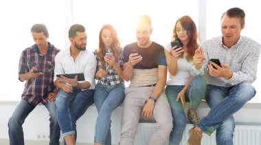 gençlerin rahat kıyafetler araçları kullanma