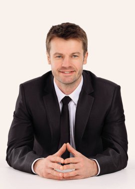 masada oturan kendine güvenen iş adamı.