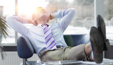 genç işadamı koltuğunu geri yaslanmış