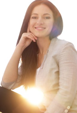 yakın çekim. katta oturan modern genç kadın.