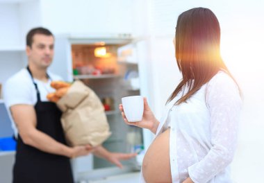 mutlu evli çift .muayenehanendeduruyor mutfakta