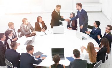 iş ortakları yuvarlak masa yakınındaki müzakerelerinde el sallamak