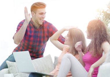 mutlu arkadaş birbirlerine beşlik