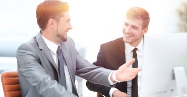 Çalışanlar bir masanın arkasında oturan konuşuyorsun